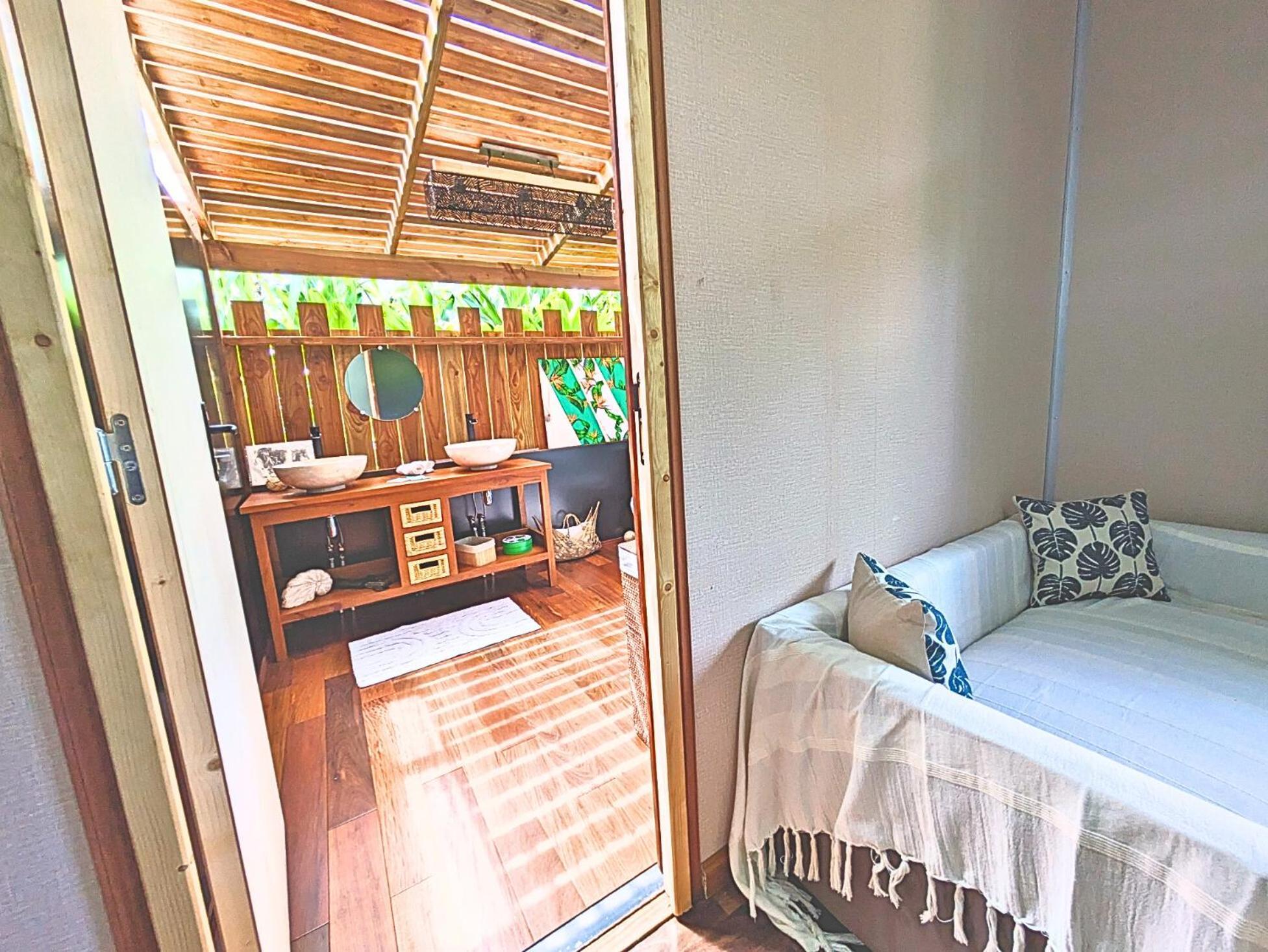 Natura Om Teahupoo Surf Lodge Toanoano Exterior photo