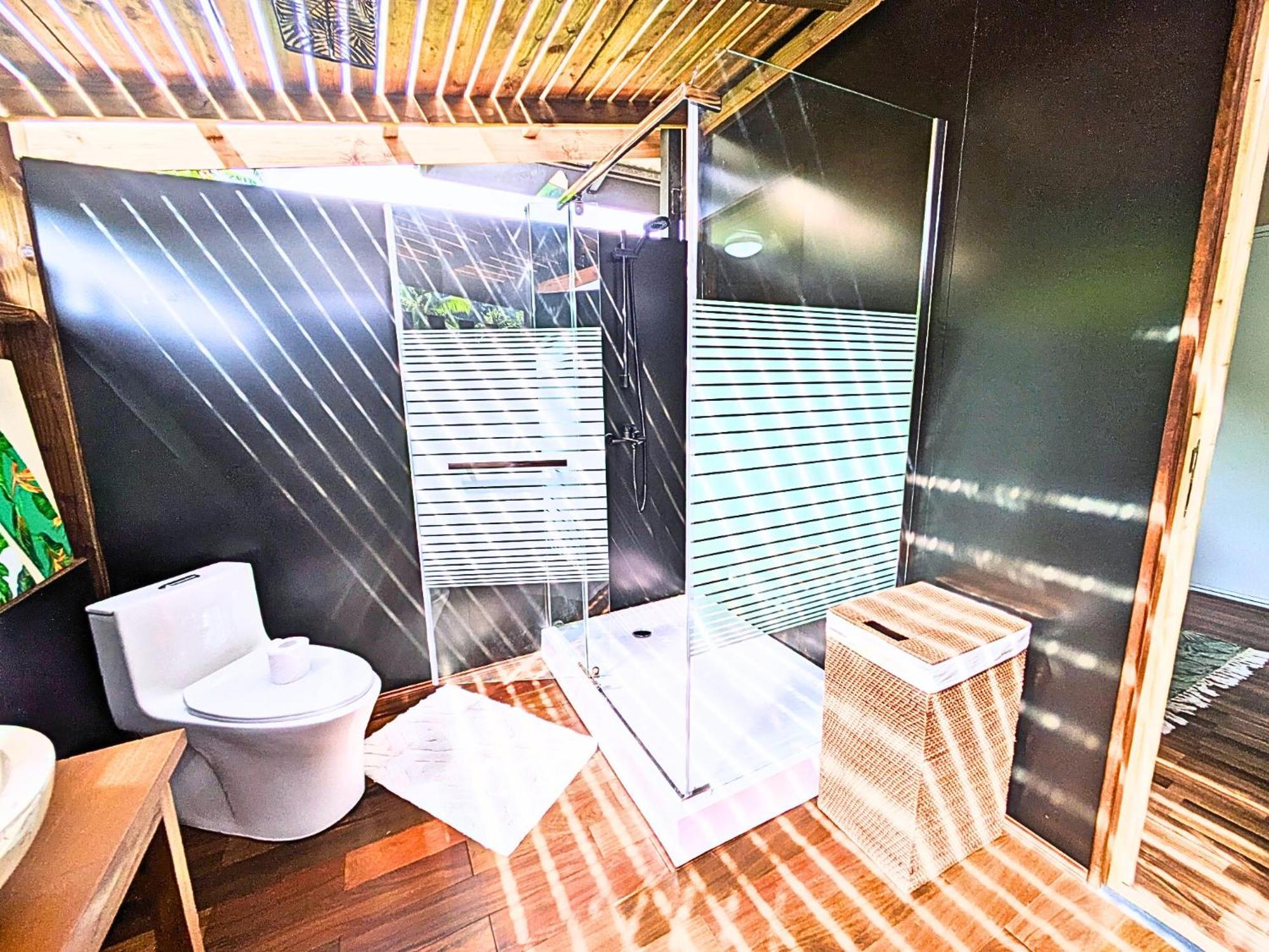 Natura Om Teahupoo Surf Lodge Toanoano Exterior photo