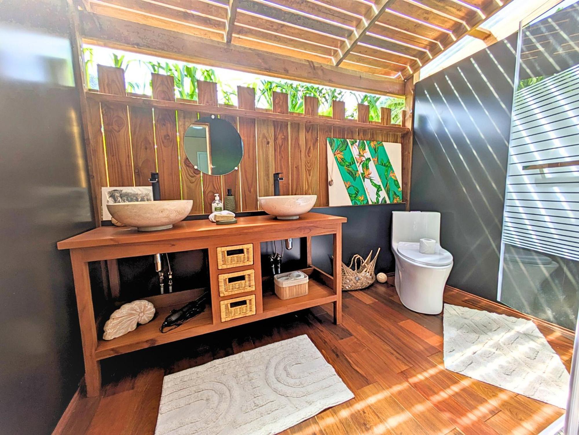 Natura Om Teahupoo Surf Lodge Toanoano Exterior photo